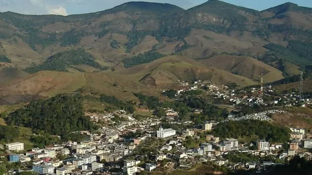 Cidade calma com praças floridas e cachoeira escondida atrai visitantes em MG